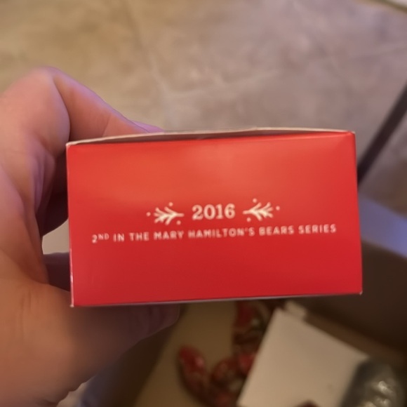 NIP Hallmark Ornament 2016 Mary's Bears #2 - Comfy and Cozy - Picture 3 of 4